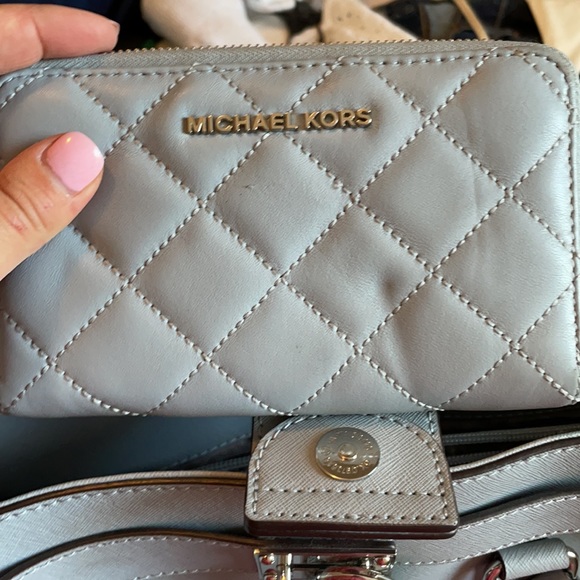 Michael Kors Baby Blue Bag w/ Quilted wallet - Picture 4 of 11
